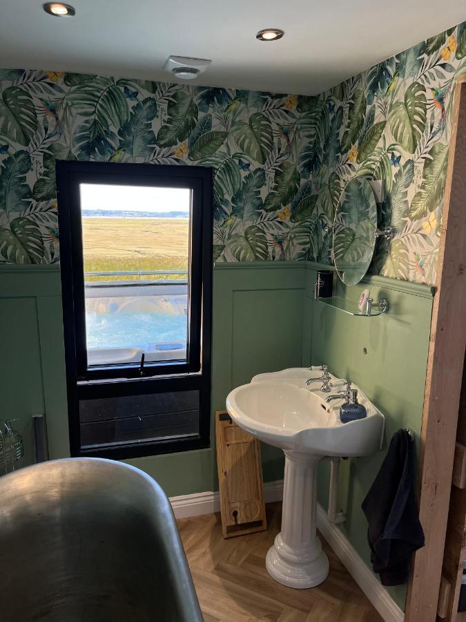 The Rhossili Bay Secret Villa สวอนซี ภายนอก รูปภาพ